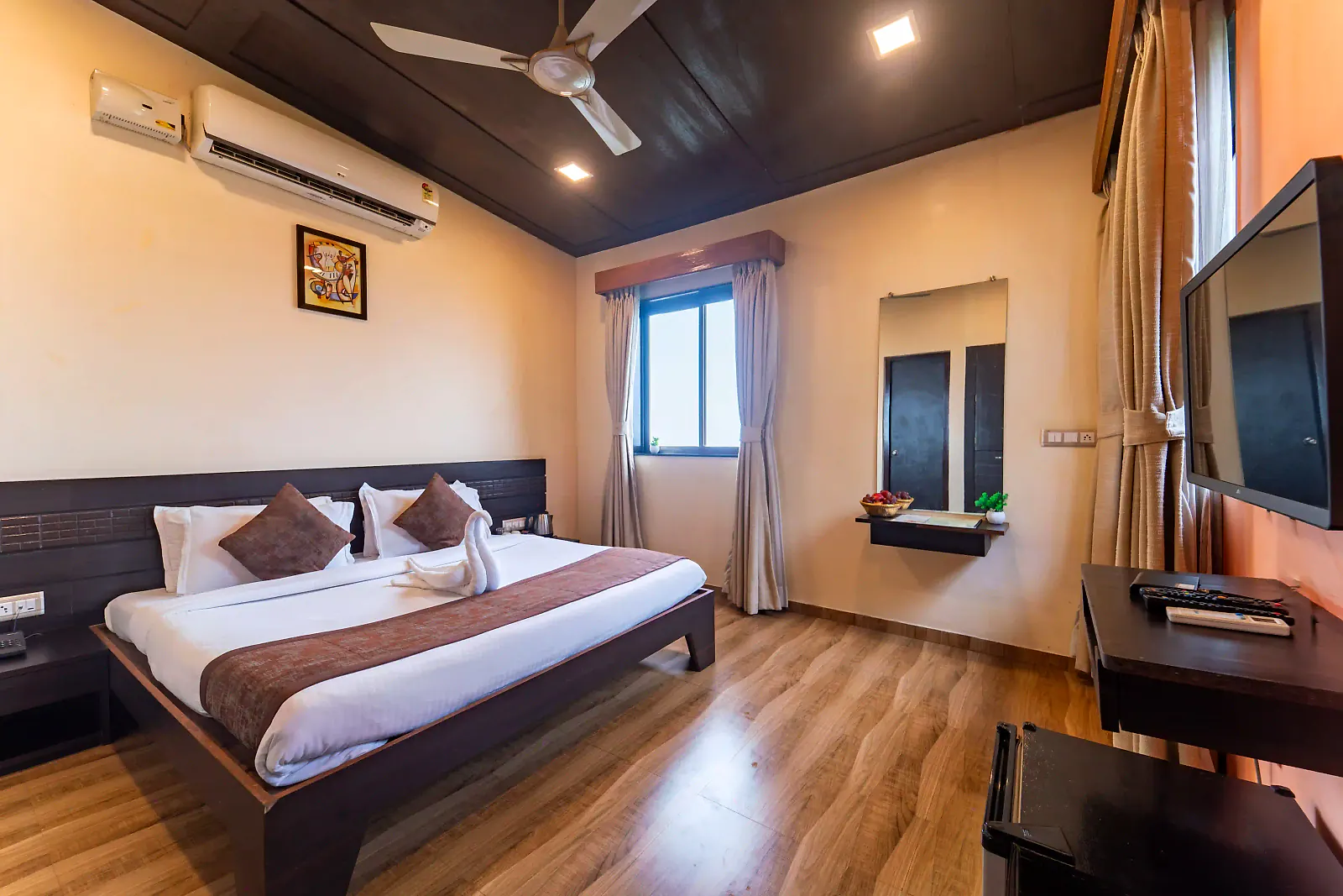 6 Bedroom Luxury Villa master bedroom