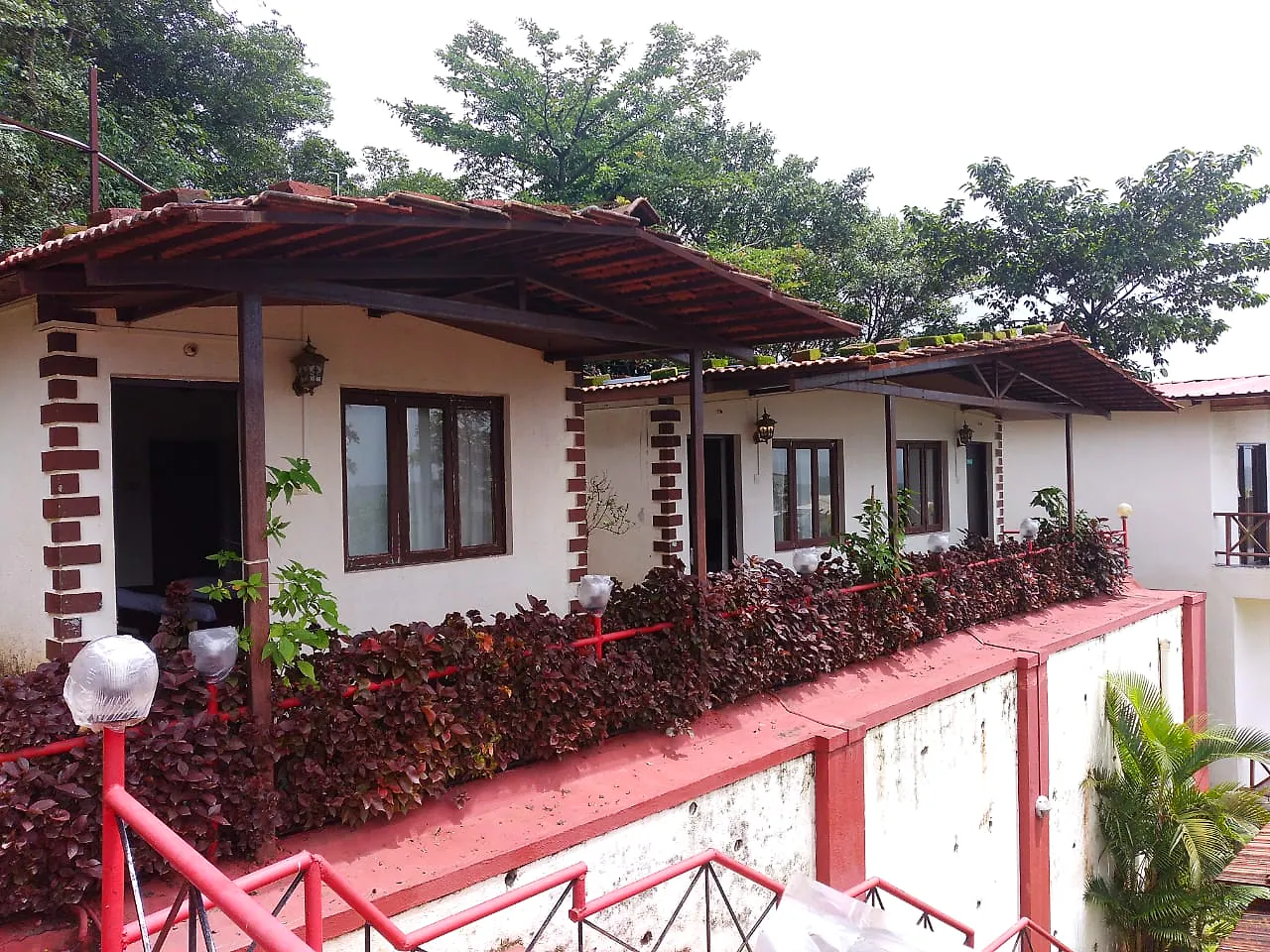 Hill Top Deluxe Cottages with tiled roofs and garden