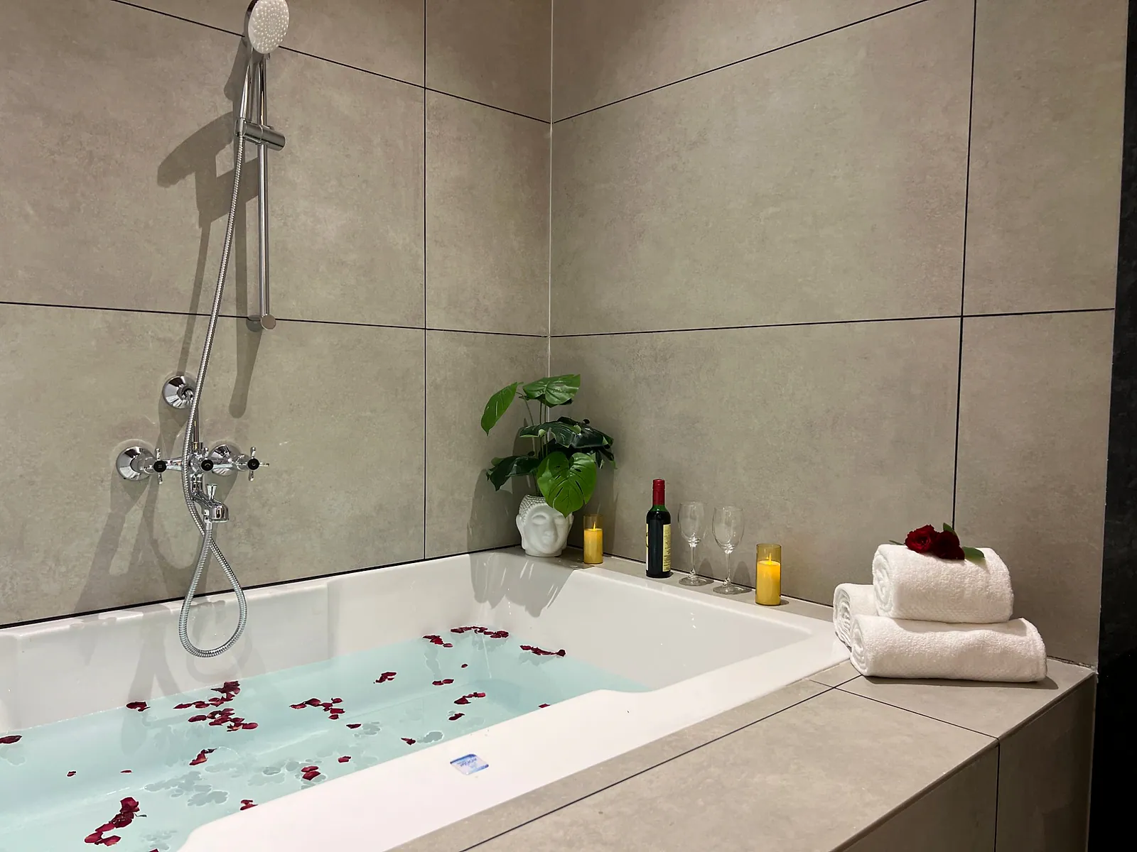Premium Suite bathtub with rose petals
