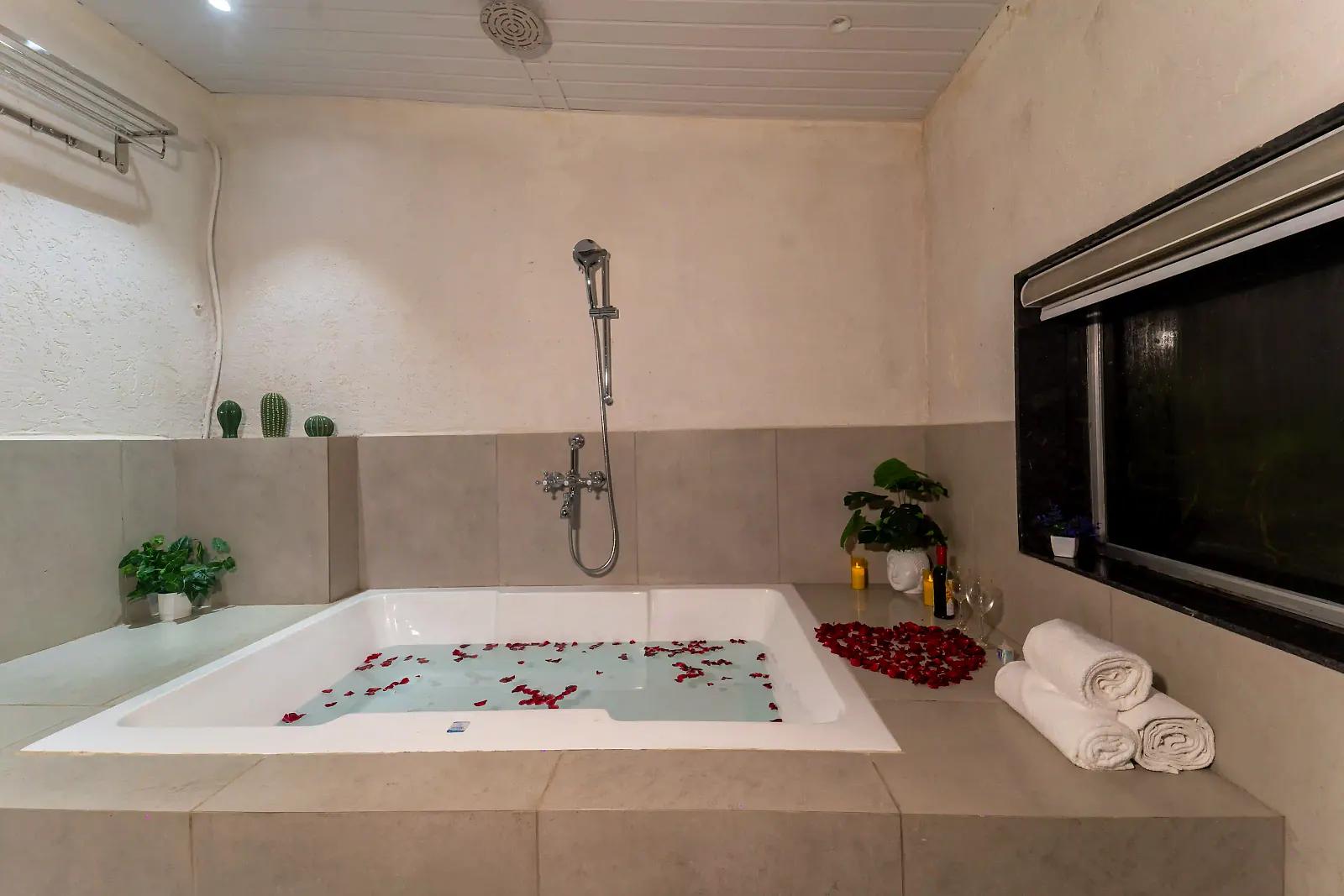 Aranya Honeymoon Suite room detail